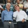 Selekcjoner reprezentacji Polski Jan Urban (z prawej) ze swym asystentem Jackiem Magierą przed rewan