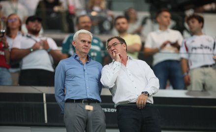 Selekcjoner reprezentacji Polski Jan Urban (z prawej) ze swym asystentem Jackiem Magierą przed rewan