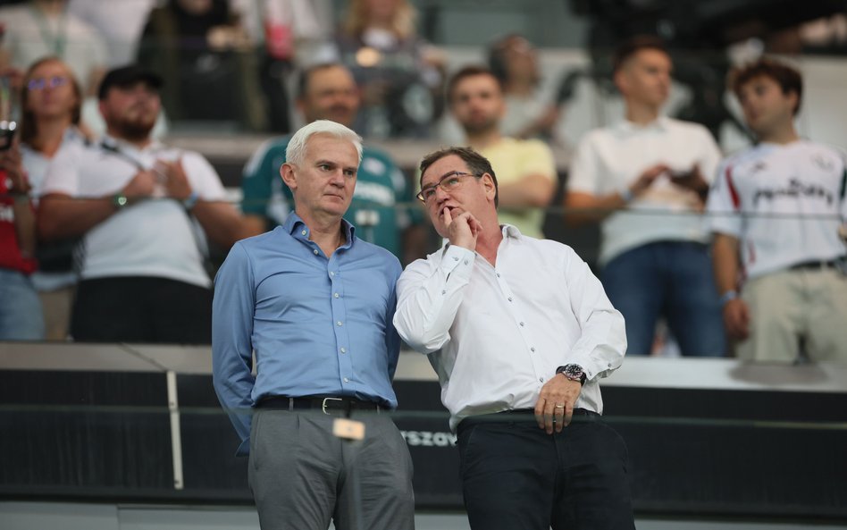 Selekcjoner reprezentacji Polski Jan Urban (z prawej) ze swym asystentem Jackiem Magierą przed rewan