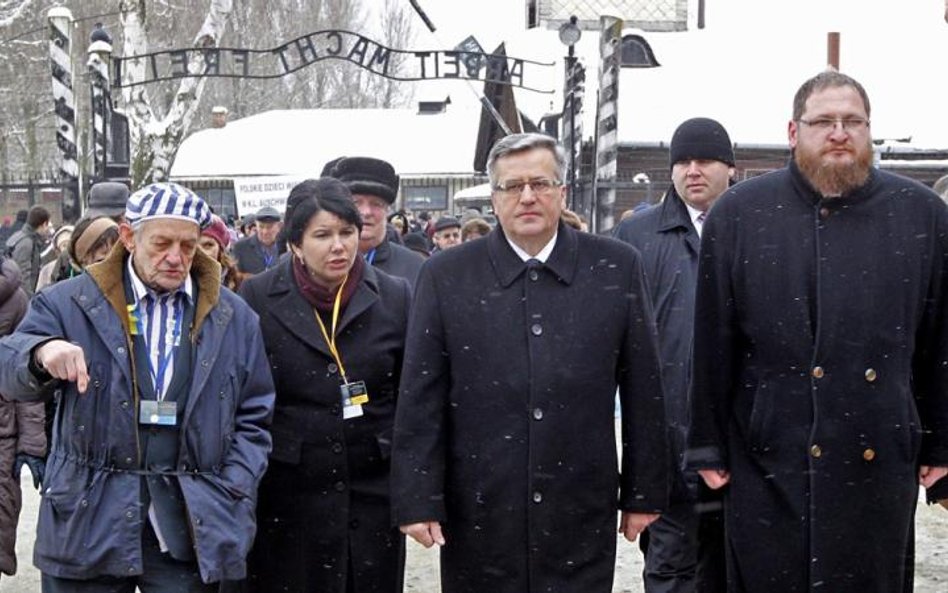 Były więzień Igor Malicki, prezydent Bronisław Komorowski i dyr. Muzeum Auschwitz Piotr Cywiński pod