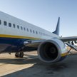 Ryanair zwalnia za zdjęcie śpiących na podłodze