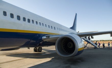 Ryanair zwalnia za zdjęcie śpiących na podłodze