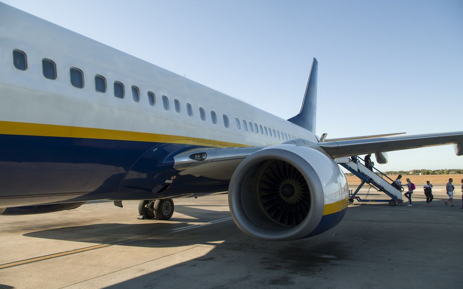Ryanair zwalnia za zdjęcie śpiących na podłodze
