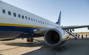Ryanair zwalnia za zdjęcie śpiących na podłodze