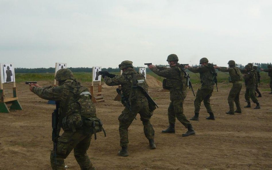 Żołnierze na poligonie w Orzyszu
