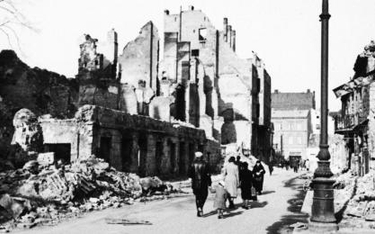 Od 3 października 1944 do 16 stycznia 1945 r. specjalne brygady niemieckie zniszczyły 45 proc. budyn