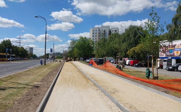 Widać już zarys przebudowy - szersza droga dla rowerów a obok równy chodnik