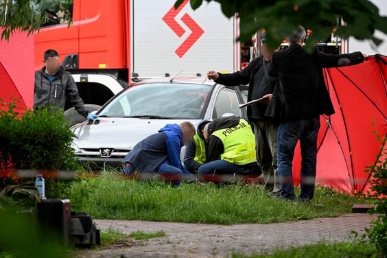 Działania służb w pobliżu miejsca zabójstwa Simona Skrepeckiego przy ul. Królowej Jadwigi w Białej P