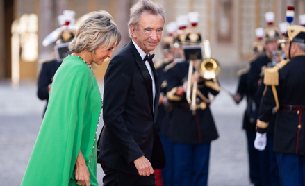 Bernard Arnault z żoną w czasie wizyty króla Karola III we Francji w 2023 roku.