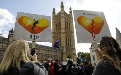 Byli pracownicy Thomasa Cooka demonstrowali w środę w Londynie, domagając się wszczęcia dochodzenia 
