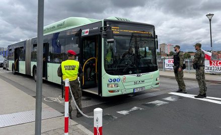 Kontrola autobusu miejskiego kursującego między Frankfurtem nad Odrą a Słubicami