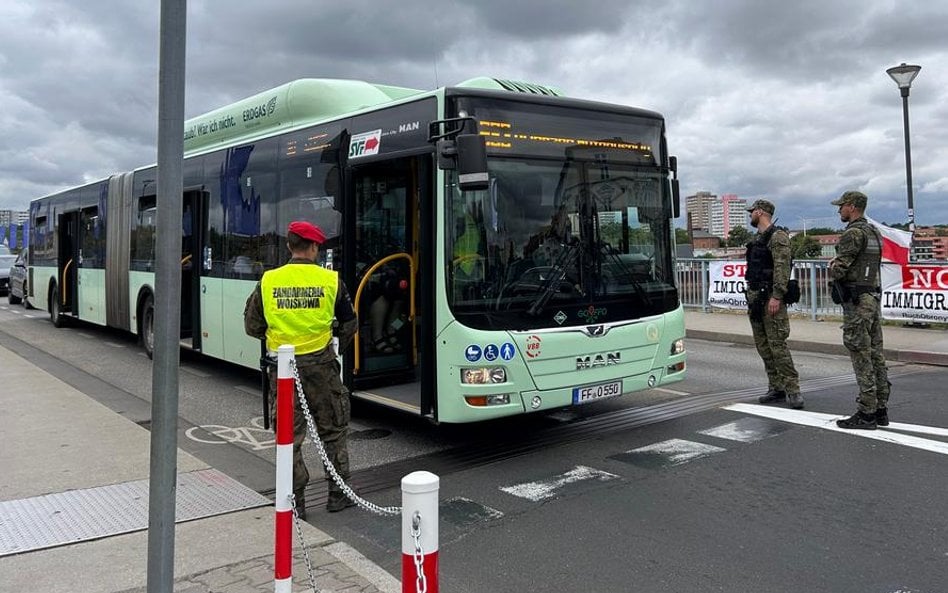 Kontrola autobusu miejskiego kursującego między Frankfurtem nad Odrą a Słubicami
