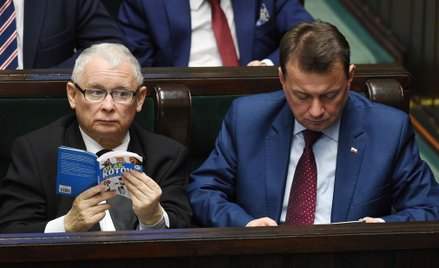 Jarosław Kaczyński przekazał Atlas kotów na aukcję charytatywną