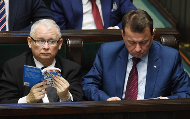 Jarosław Kaczyński przekazał Atlas kotów na aukcję charytatywną