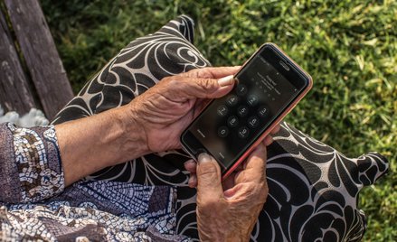 Bank odda seniorce pieniądze, choć sama „wpuściła" złodzieja. Przełomowy wyrok