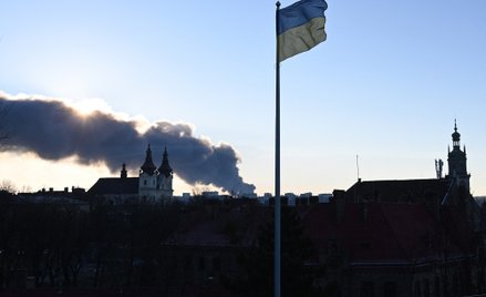 Dymy nad Lwowem po rosyjskim ataku 19 listopada 2025 roku.