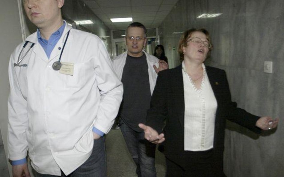 Od lewej: dr Juliusz Wróbel, szef PZZL w WSS, dr Cezary Orczykowski i dyrektorka szpitala, Luiza Sta