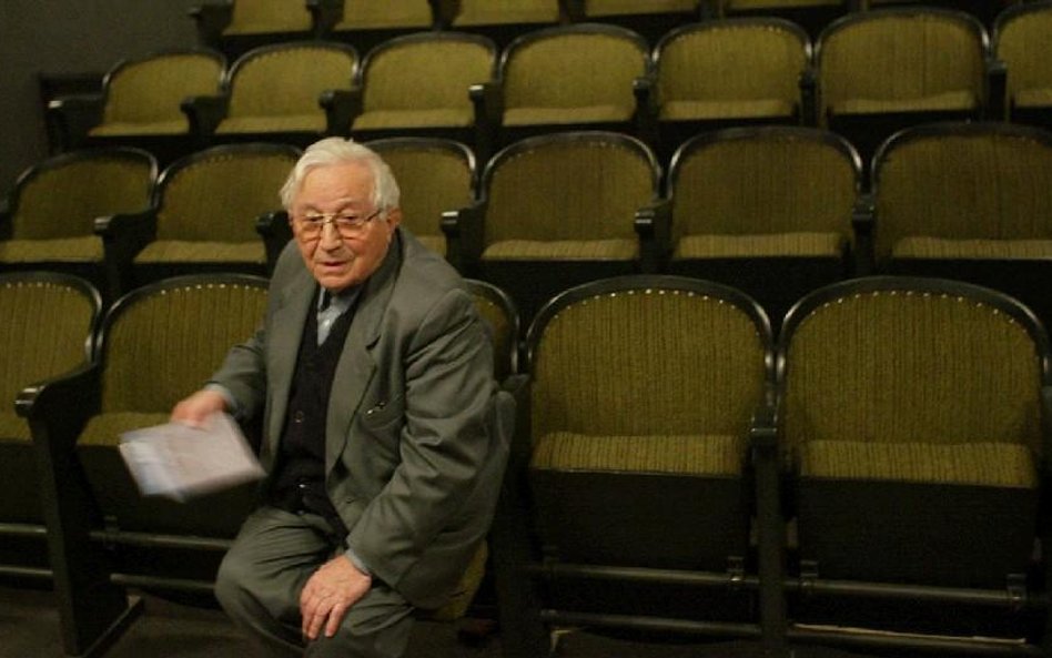 Tadeusz Różewicz częściej niż na premierach bywał na próbach teatralnych. Lubił wtedy dawać wskazówk