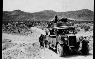 Autobus dalekobieżny Algier – Biskira, rok 1933. 400 kilometrów w dwa dni. Fot. Charles Delius