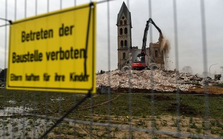 Prace rozbiórkowe neoromańskiej katedry św. Lamberta w Immerath