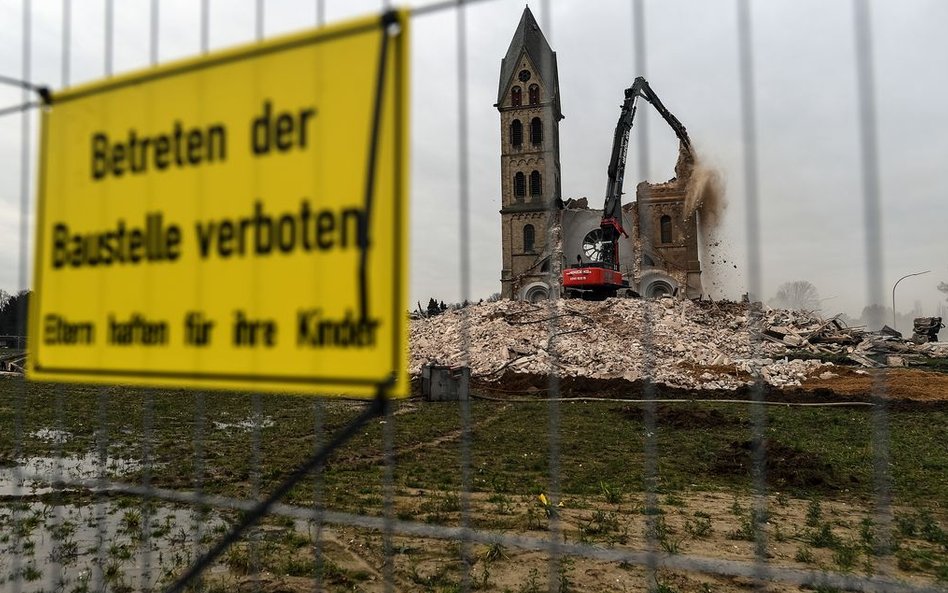 Prace rozbiórkowe neoromańskiej katedry św. Lamberta w Immerath
