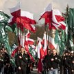 Flagi z falangą nie&#347;li uczestnicy marszu ONR w Białymstoku 16 kwietnia 2016 r., który wywołał s