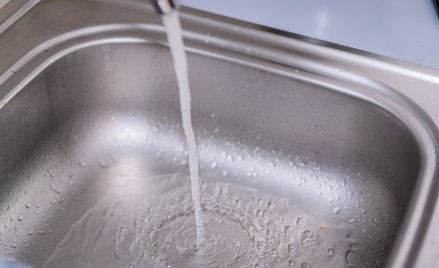 Bakterie coli i enterokoki w kranach w mazowieckim mieście. RCB wysłało alert