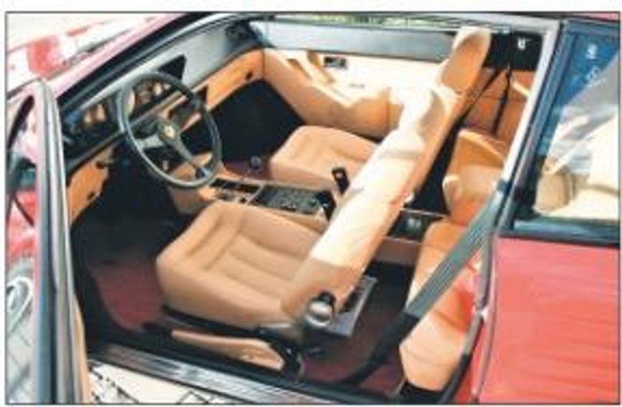 Sportowy wóz jest też praktyczny i mieści czterech pasażerów.