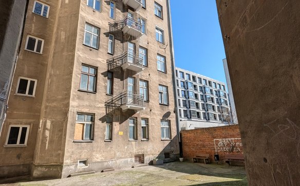 Podwórze kamienicy, z widocznym zapleczem jednej z oficyn