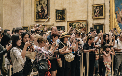 Dzieła Leonarda da Vinci zawsze gromadzą największe tłumy turystów. Tu tłum przed „Mona Lisą” w pary