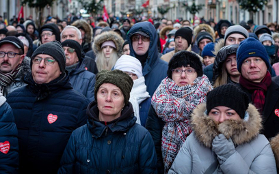 Uroczystości pogrzebowe w Gdańsku - mieszkańcy żegnający prezydenta Pawła Adamowicza przed Bazyliką 