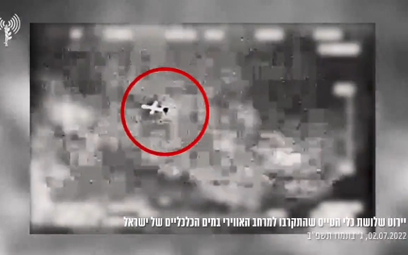 Jeden z libańskich bezzałogowców śledzony za pomocą aparatury optoelektronicznej z pokładu F-16.