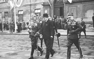 Prezydent Stefan Starzyński (w środku) w trakcie Święta Żołnierza 15 sierpnia 1939 r.