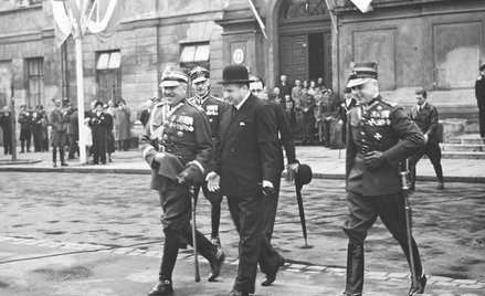 Prezydent Stefan Starzyński (w środku) w trakcie Święta Żołnierza 15 sierpnia 1939 r.