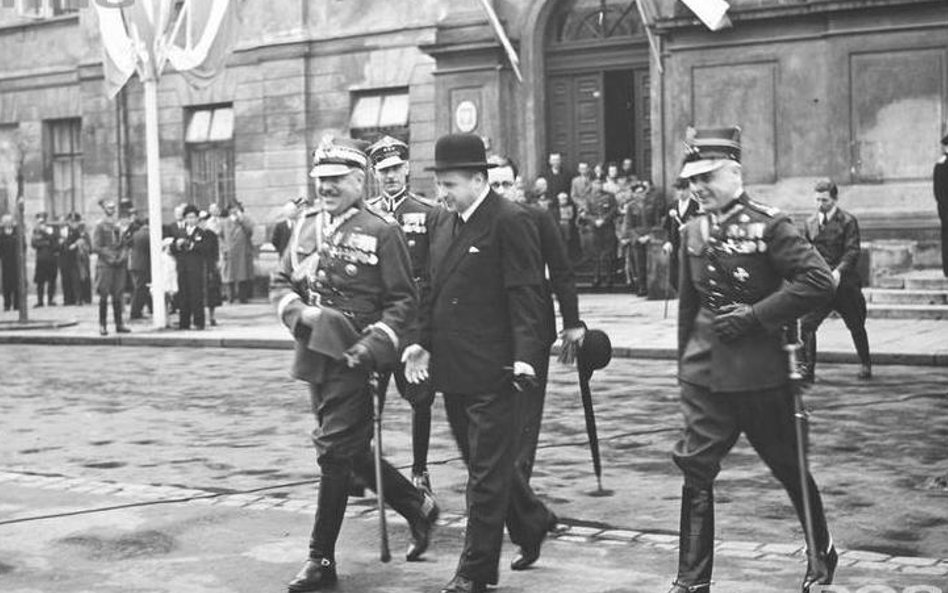 Prezydent Stefan Starzyński (w środku) w trakcie Święta Żołnierza 15 sierpnia 1939 r.