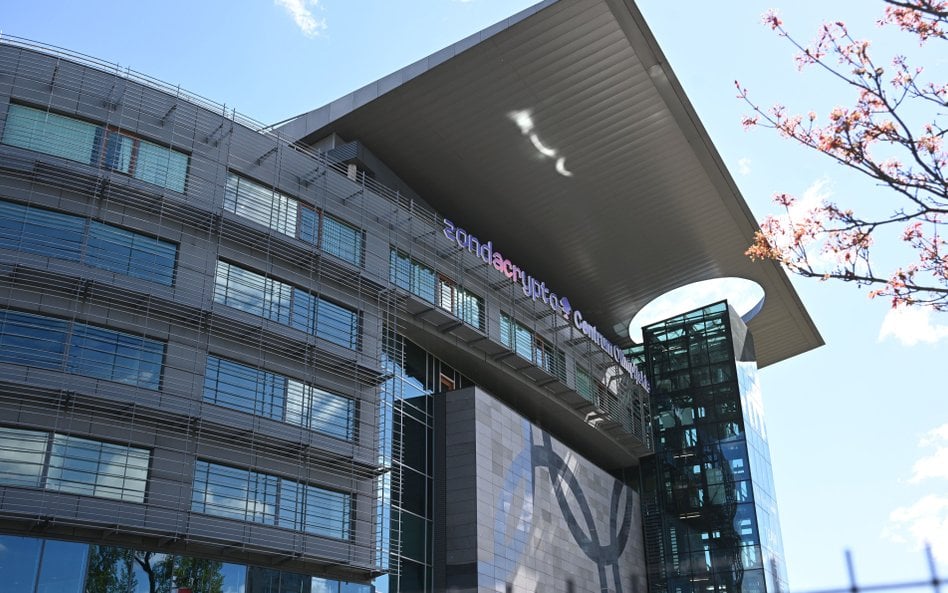 Logo Zondacrypto na Centrum Olimpijskim w Warszawie