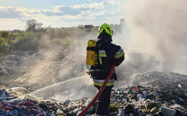 Od piątku strażacy walczą z pożarem składowiska odpadów w Pyszącej koło Śremu.