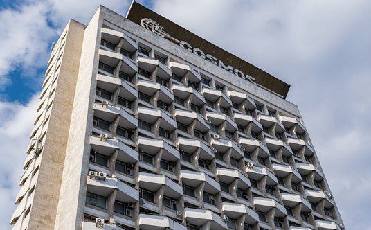 Budynek powstał ze zbrojonego betonu i elementów prefabrykowanych.