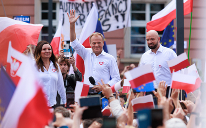 Przewodniczący Platformy Obywatelskiej Donald Tusk na wiecu na pl. Nowy Targ we Wrocławiu