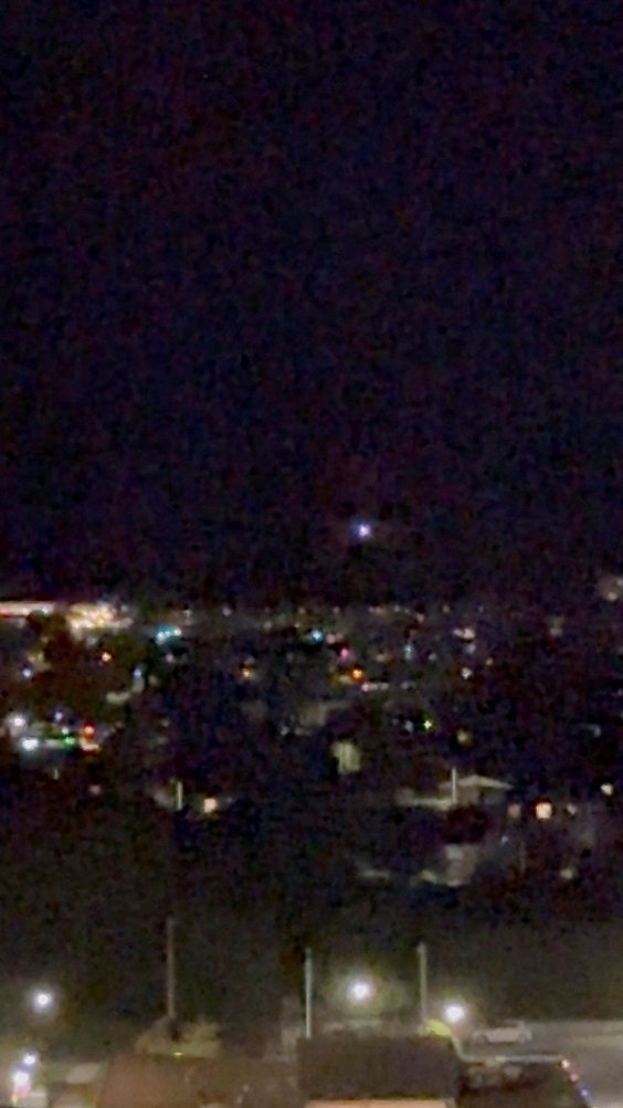 Jasny punkt na niebie to prawdopodobnie jeden z dronów, który pojawił się w pobliżu lotniska w Aalbo