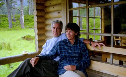 Ghislaine Maxwell i Jeffrey Epstein na zdjęciu opublikowanym przez Departament Sprawiedliwości