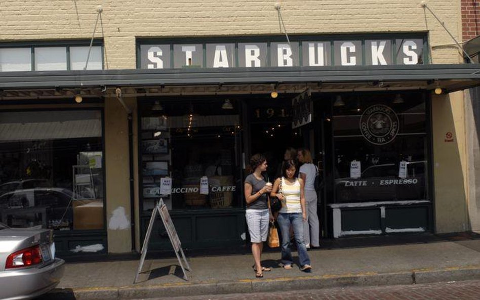 Starbucks zamyka kawiarnie i zwalnia pracowników w USA