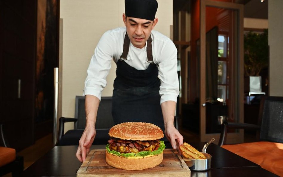 Pozłacany burger na cześć cesarza