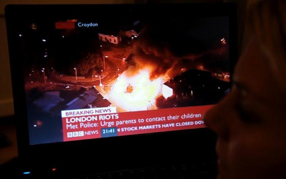 W związku z nasilającymi się rozruchami w Londynie i Birmingham premier David Cameron przerwał urlop