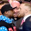 Floyd Mayweather jr (z lewej) i Conor McGregor, promując walkę, obrzucają się wyzwiskami.
