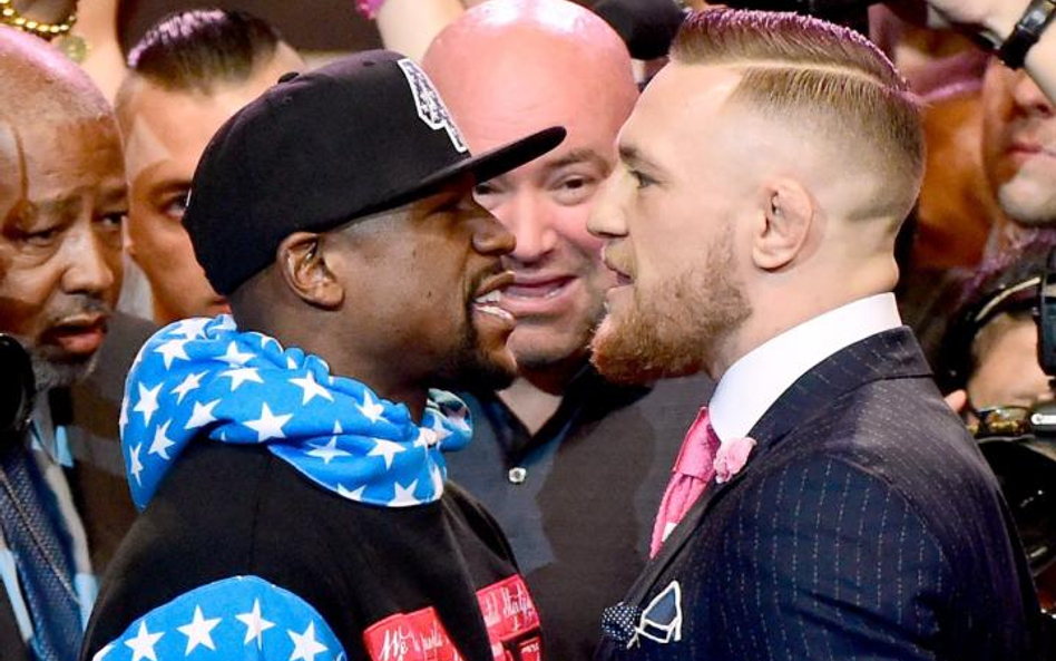 Floyd Mayweather jr (z lewej) i Conor McGregor, promując walkę, obrzucają się wyzwiskami.