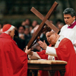 Jan Paweł II i kardynał Ratzinger. Wielki Piątek 2004 r. (fot: Gregorio Borgia)