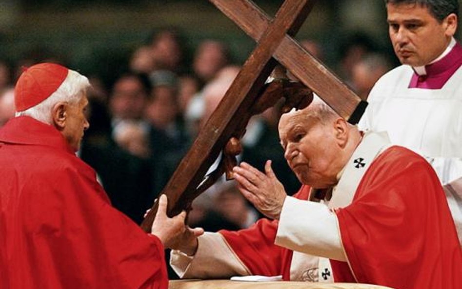 Jan Paweł II i kardynał Ratzinger. Wielki Piątek 2004 r. (fot: Gregorio Borgia)