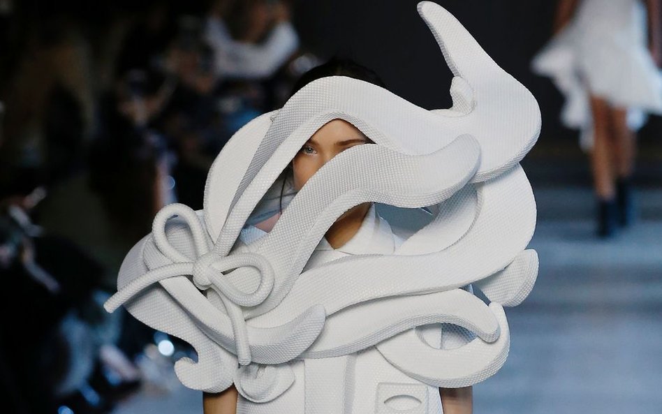 27 stycznia, Francja. Modelka prezentuje kreację Viktor and Rolf podczas Tygodnia Mody w Paryżu.