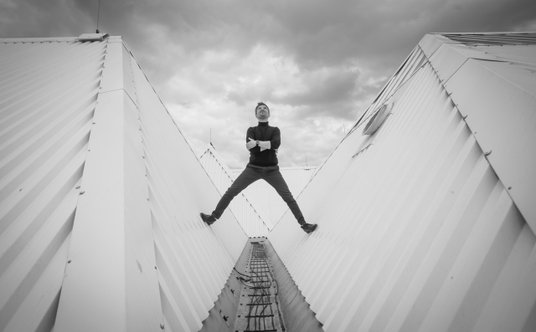 Bartek Barczyk  Adam Sztaba na dachu Filharmonii